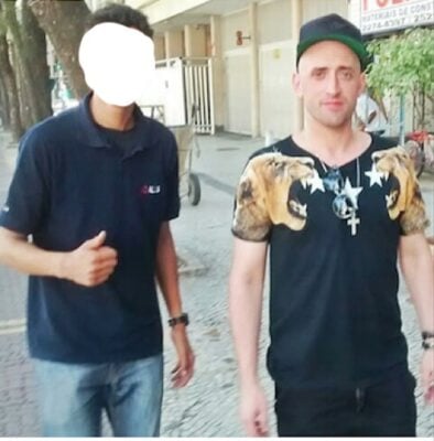 Paulo Gusttavo distante de uma fã numa foto (Foto: Divulgação)