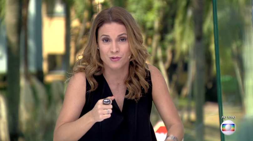 Maíra Charken no "Vídeo Show" de 25 de abril, última vez que apareceu na bancada do programa (Foto: Reprodução/Globo)