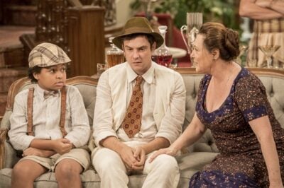 Cunegundes (Elizabeth Savala), Candinho (Sergio Guizé) e Pirulito (JP Rufino)
(Foto: Globo/João Cotta)