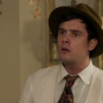 Candinho (Sergio Guizé) em cena de "Êta Mundo Bom"
(Foto: Reprodução/Globo)