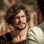 Miguel (Gabriel Leone) vem conversando até a frente da cooperativa
(Foto: Globo/Artur Meninea)