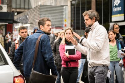 Diretor artístico Leonardo Nogueira orienta Rafael Cardoso (Cesar) em gravação na Av. Paulista
(Foto: Globo/Sergio Zalis)