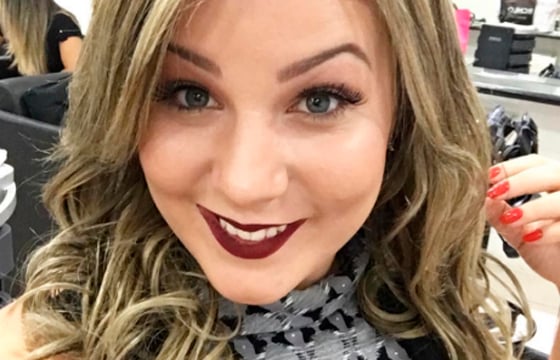Maria Cláudia, a ex-BBB Cacau, exibiu celulites em foto na praia (Foto: Reprodução)