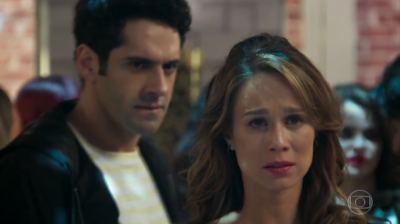 Beto (João Baldasserini) e Tancinha (Mariana Ximenes) em cena de 