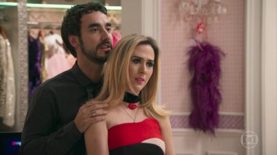 Leozinho (Gabriel Godoy) e Fedora (Tatá Werneck) em cena de 