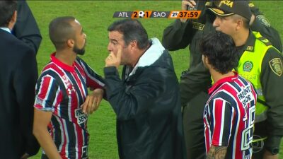 Jogadores do São Paulo discutem com árbitros
(Foto: Reprodução/Globo)