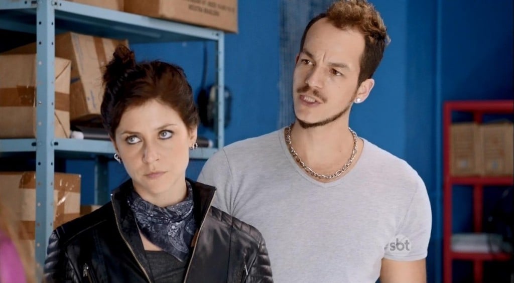 Joana (Chris Ubach) e Túlio (Thiago Freitas) em cena de "A Garota da Moto" (Foto: Reprodução/SBT)