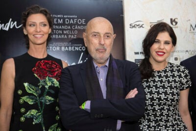O cineasta argentino Hector Babenco, entre Maria Fernanda Cândido e Bárbara Paz, sua mulher, na abertura da 39ª Mostra
(Foto: Aline Arruda/Divulgação)