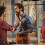 Bento (Irandhir Santos) e Martim (Lee Taylor) discutem. Beatriz (Dira Paes) observa.
(Foto: Globo/Caiuá Franco)