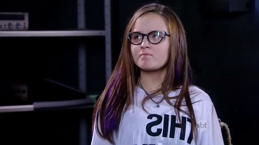 Isabela (Larissa Manoela) em cena de "Cúmplices de Um Resgate" (Foto: Reprodução/SBT)
