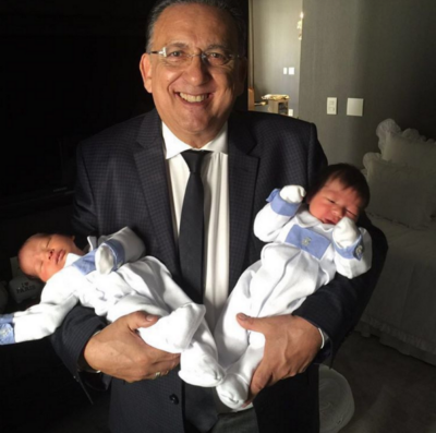 Galvão Bueno conhece netos recém-nascidos após se dedicar as Olimpíadas