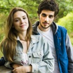 Pedro (Chay Suede) e Helô (Isabelle Drummond) nos anos 90 em "A Lei do Amor"
(Foto: Globo/João Miguel)