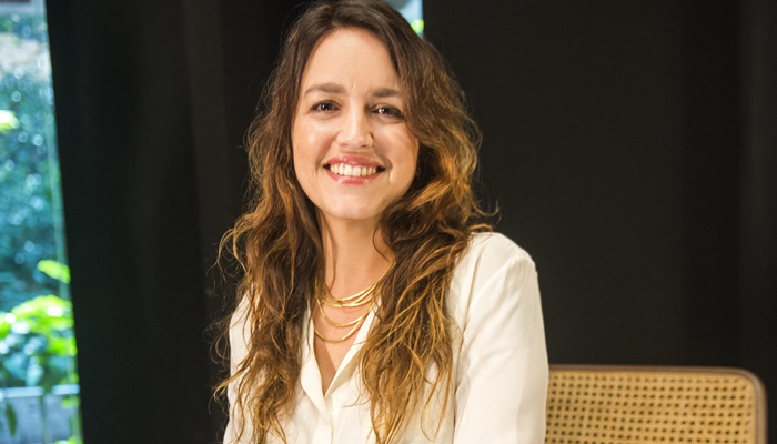 A autora Manuela Dias no 'Ofício em Cena', da GloboNews (Foto: Globo/João Miguel Júnior)