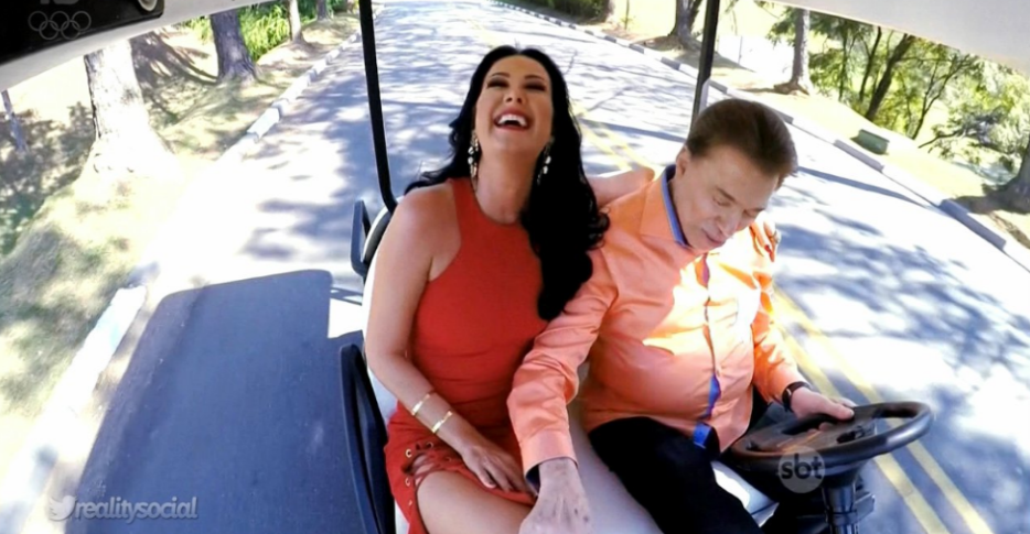 Silvio Santos passou a mão nas pernas de Helen. (Foto reprodução: SBT)