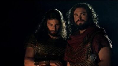 Calebe (Milhem Cortaz) e Josué (Sidney Sampaio) em cena de 