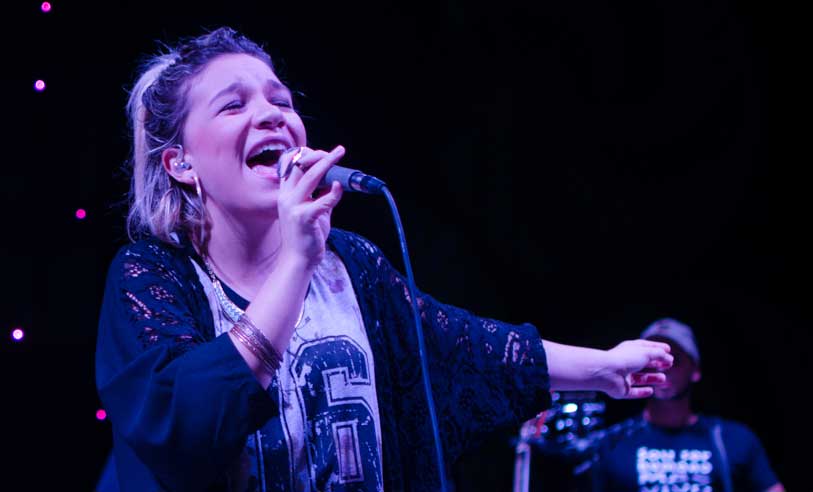 Priscilla Alcântara canta música de Ivete Sangalo em show gospel e causa polêmica entre os evangélicos (Foto: Divulgação)