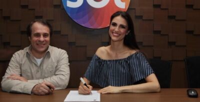 Chris assinando contrato com o SBT. Foto: divulgação.