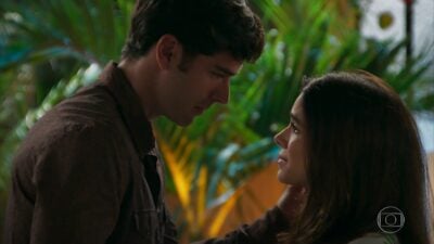 Felipe (Marcos Pitombo) e Shirlei (Sabrina Petraglia) em cena de 