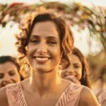 Tereza (Camila Pitanga) aos olhos de Santo
(Foto: Reprodução/Globo)