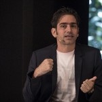Diretor Vinicius Coimbra em entrevista ao "Ofício em Cena", na Globo News
(Foto: Globo/João Cotta)