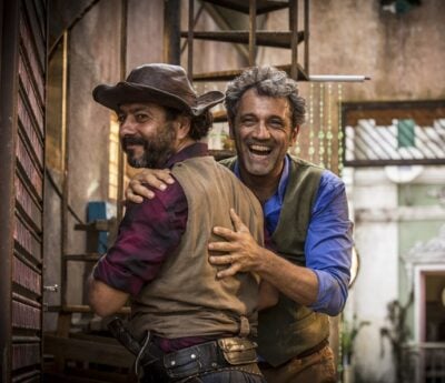 Sempre muito carinhoso, ele abraça Marcos Palmeira, seu companheiro de novela, no registro
(Foto: Inácio Moraes/ Gshow)