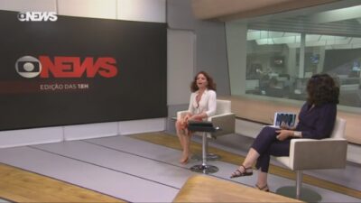 Apresentadora tirou os sapatos ao vivo. (Foto: Reprodução/YouTube)
