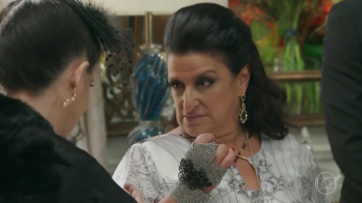 Teodora (Grace Gianoukas) em cena de 