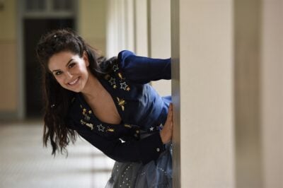 A atriz e youtuber Kéfera Buchmann nos bastidores das gravações
(Foto: Divulgação/Páprica Fotografia)