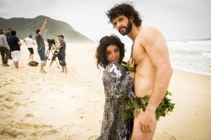 Teodora (Grace Gianoukas) e Pescador (Guilherme Chelucci) em 'Haja Coração' (Foto: Globo/João Miguel Júnior)