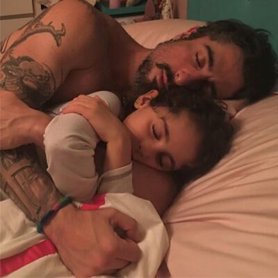 Marcos Mion dormindo com a filha (Foto divulgação Facebook Mion)