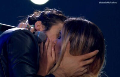 Tiago deu beijão em Tatá Werneck. (Foto: Reprodução)