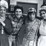 Elenco de "Chaves" no episódio em que recebem o ator Héctor Bonilla
(Foto: Divulgação)