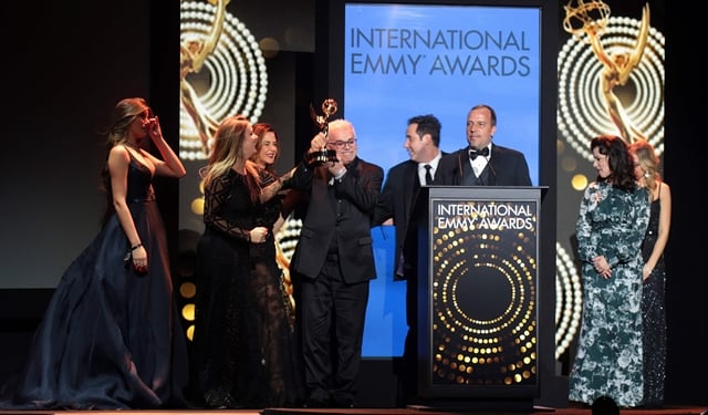 Walcyr Carrasco recebe estatueta de Melhor Novela por Verdades Secretas no Emmy Internacional (Foto: Globo/Luiz C. Ribeiro)