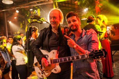 Erasmo Carlos e Bruno Gagliasso (Mario) em gravação de 'Sol Nascente'
(Foto: Globo/Raquel Cunha)