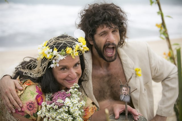 Teodora (Grace Gianoukas) e seu “Tarzan” (Guilherme Chelucci) no spin-off de "Haja Coração" (Foto: Globo/Raphael Dias)