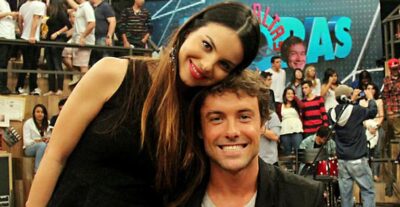A atriz com o irmão na Globo. (Foto: divulgação).
