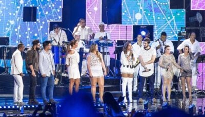 Cantores no palco do 'Show da Virada', da Globo
(Foto: Globo/Ramón Vasconcelos)