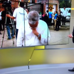 Repórter Ari Peixoto durante entrada ao vivo no "Jornal Hoje"
(Foto: Reprodução/Globo)