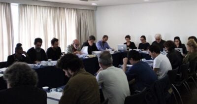Elenco da série reunido em leitura de roteiros. (Foto: Reprodução/Instagram)