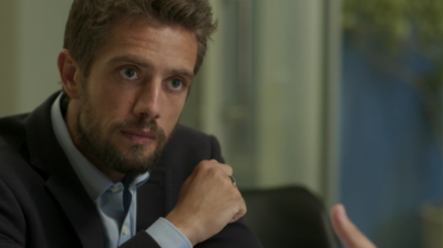 Cesar (Rafael Cardoso) em cena de 