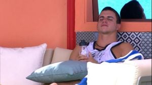 Manoel na varanda da casa do "BBB17" (Foto: Globo/Divulgação)