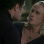 Ciro (Thiago Lacerda) e Mag (Vera Holtz) em cena de "A Lei do Amor"
(Foto: Reprodução/Globo)