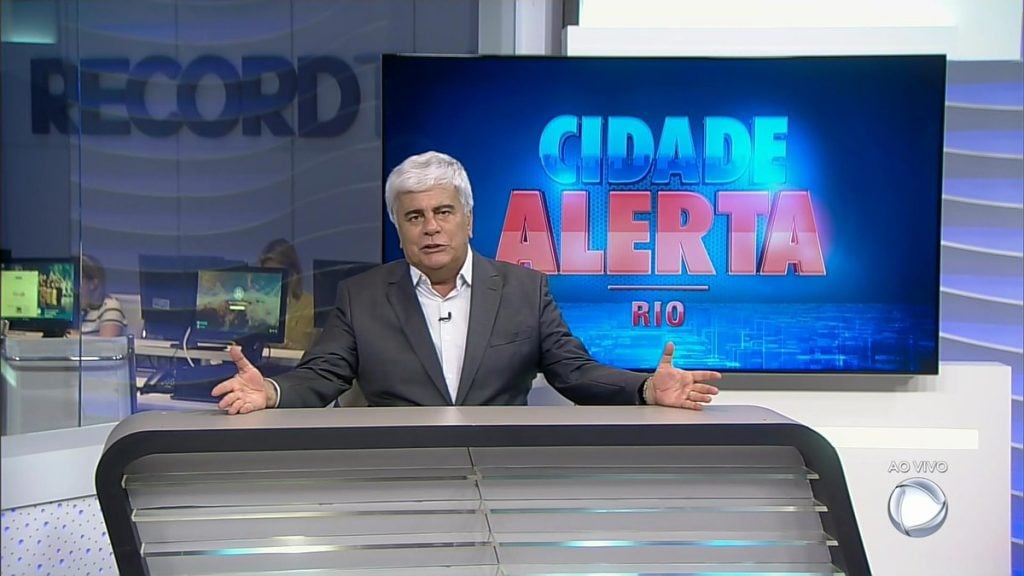 Wagner Montes no comando do "Cidade Alerta Rio" (Foto: Reprodução/Record)