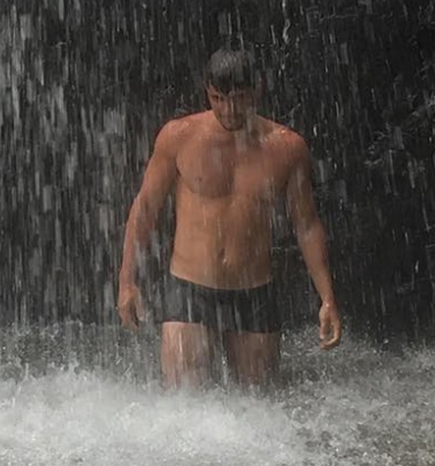 De sunga, Bruno Gissoni deixa fãs em polvorosa na web (Foto: Reprodução)