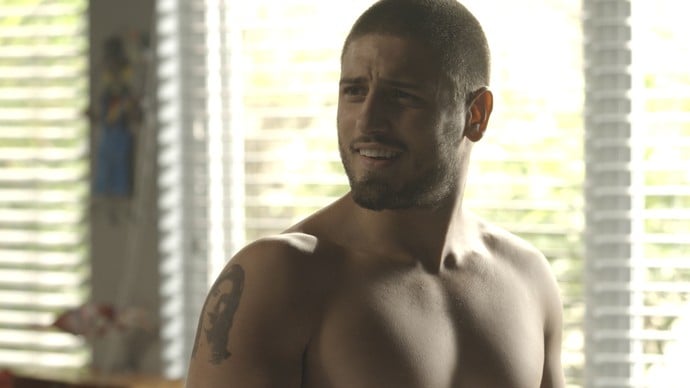 Gustavo (Daniel Rocha) deixa tatuagem misteriosa à mostra em 'A Lei do Amor' (Foto: Globo/Divulgação)