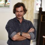 João Vitti entra em 'Sol Nascente' como o Padre Julião
(Foto: Artur Meninea / Gshow)