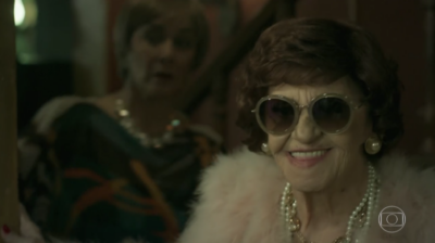 Sinhá (Laura Cardoso) em cena de 