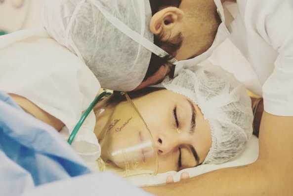 Felipe Simas se declara ao publicar foto do nascimento de sua filha (Foto: Reprodução)