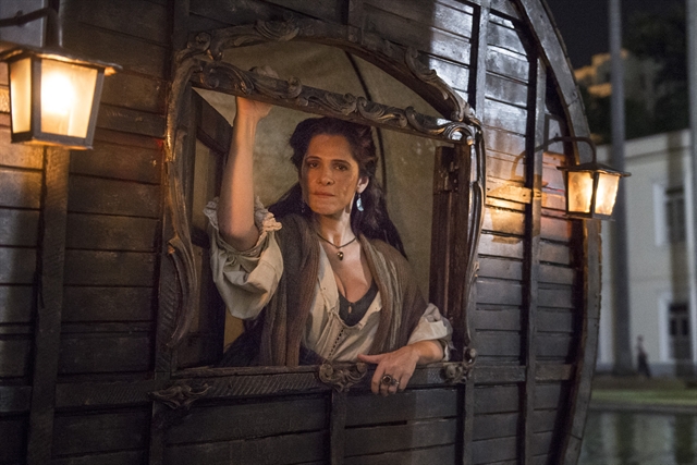 Elvira (Ingrid Guimarães) em 'Novo Mundo' (Foto: Globo/Mauricio Fidalgo)