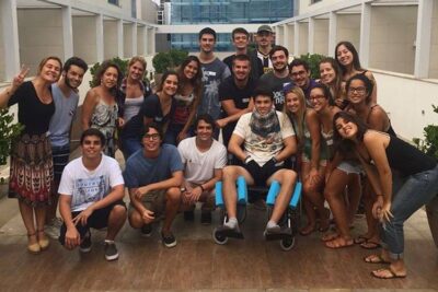 Filhos de Bonner aparecem ao lado de amigo ferido em acidente (Foto: Reprodução)